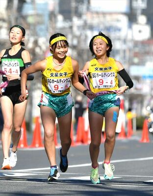 宇都宮文星女の４区深澤（右）が５区の枝野にたすきをつなぐ＝京都市内