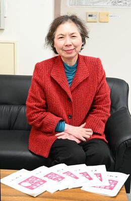 前回までの鹿沼川柳大会を特集した柳誌を前に、最後の大会への参加を呼びかける松本会長