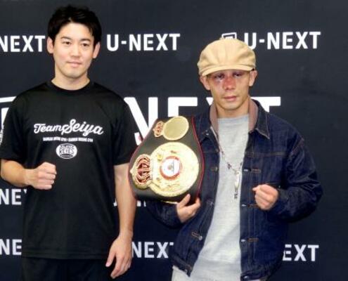 記者会見後、写真撮影に応じるWBAバンタム級王者の堤聖也(右)=18日、東京都内