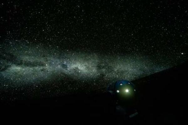 谷川俊太郎さんのプラネタリウム作品「夜はやさしい」で映し出される星空(画像提供:日本科学未来館)
