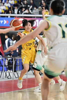 第3クオーター、矢板中央の稲富が相手ディフェンスをかいくぐってパスを出す=東京体育館、広瀬華撮影