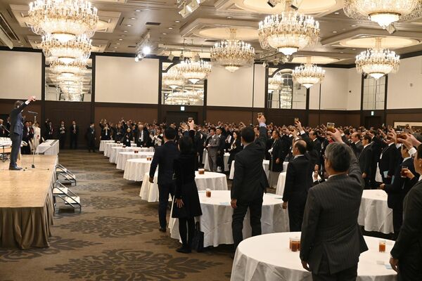 新年の飛躍を誓って乾杯する新年賀詞交歓会の参加者＝５日午前11時45分、宇都宮市上大曽町