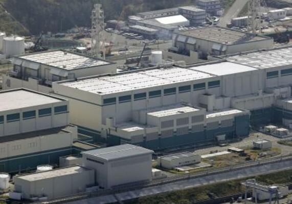 新潟県の東京電力柏崎刈羽原発6号機(中央)=2025年11月