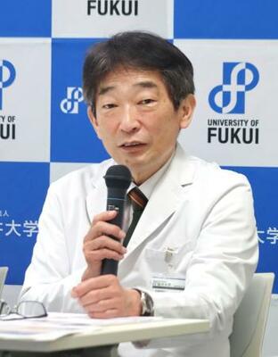 記者会見する福井大病院の藤枝重治病院長=9日午前、福井県永平寺町