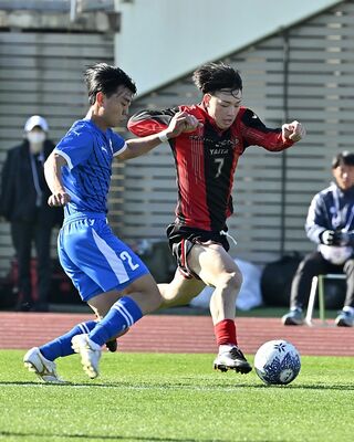 後半30分、矢板中央のMF平野(右)が相手と競り合う=ゼットエーオリプリスタジアム、広瀬華撮影