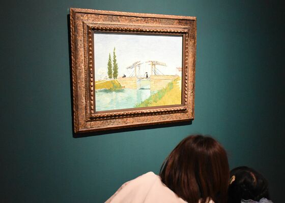 目玉となるゴッホ作「跳ね橋」を鑑賞する来場者＝18日午後、宇都宮美術館
