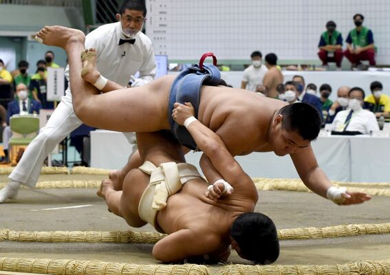 相撲少年男子団体予選栃木－福岡戦　本県の先鋒・佐川が押し出しで白星＝県北体育館