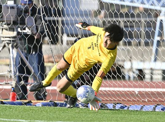 PK戦で5本目のシュートを止める矢板中央のGK金沢=ゼットエーオリプリスタジアム、広瀬華撮影