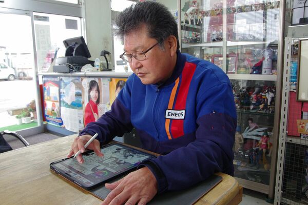 タブレット端末を使って漫画を描く吉川さん