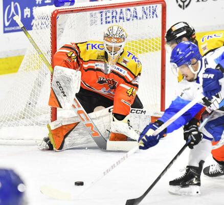 第２ピリオド９分、シュートを好セーブするバックスのＧＫ福藤＝日光霧降アイスアリーナ、湯田大士撮影