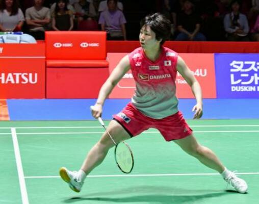 女子シングルス1回戦でプレーする山口茜=東京体育館