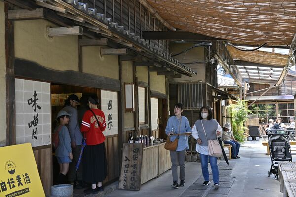 嘉右衛門町の店舗で飲食などを楽しむ人たち
