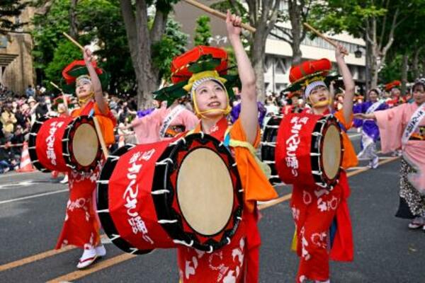 「東北絆まつり」で披露された盛岡さんさ踊り=23日午後、盛岡市