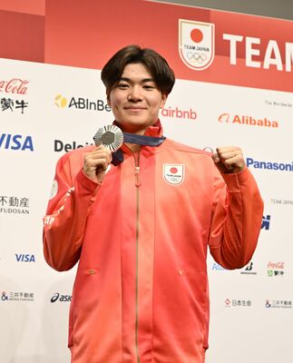 メダルを手にポーズを取る松下＝４日午後、パリ市内