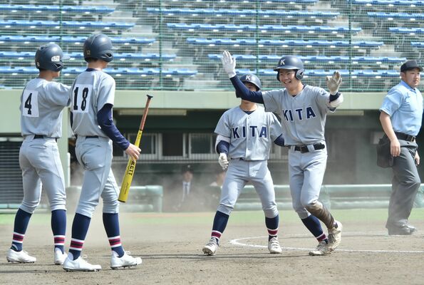 ３回、２点適時三塁打を放ち、中継の乱れにも乗じて一気に生還する宇都宮北の佐藤（右２人目）＝宇都宮市のエイジェックスタジアム