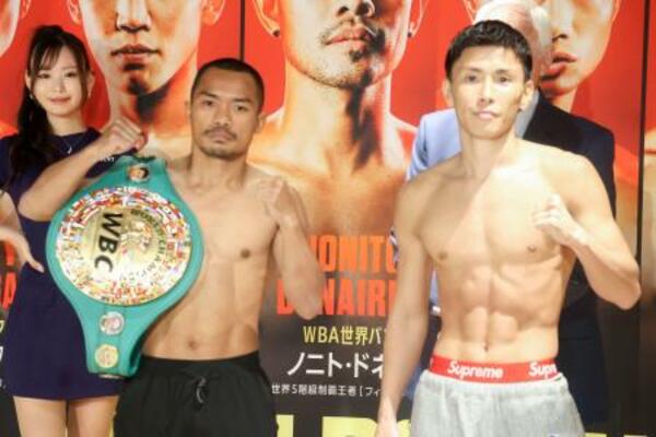 　前日計量を終えポーズをとるＷＢＣライトフライ級王者のノックアウト・ＣＰフレッシュマート（左）と挑戦者の岩田翔吉＝１４日、横浜市