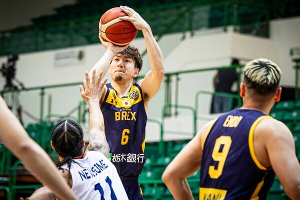 シュートを放つブレックスの比江島（奥）＝ＵＡＥのドバイ（ＢＣＬアジア提供）