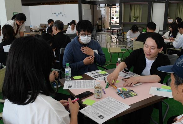 ワークショップに取り組む参加者