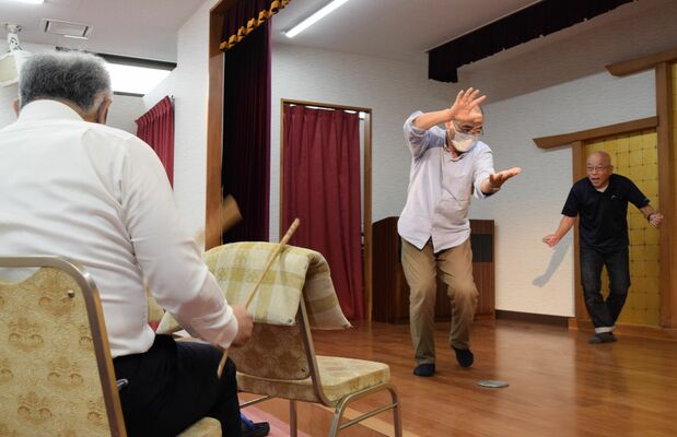 ３年ぶりの奉納を前に舞の動きを確認する保存会会員