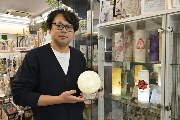 インテリアちょうちんを手にする西村専務