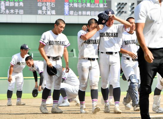 決勝進出を逃し、うなだれる国学栃木ナイン＝県営