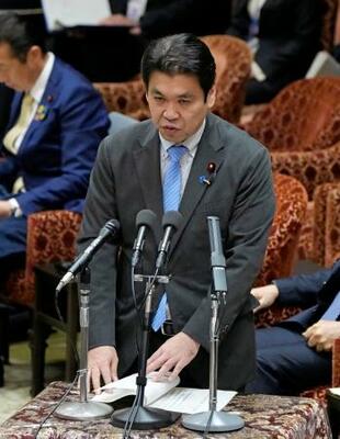 　衆院予算委の省庁別審査で説明する松本文科相＝５日午前