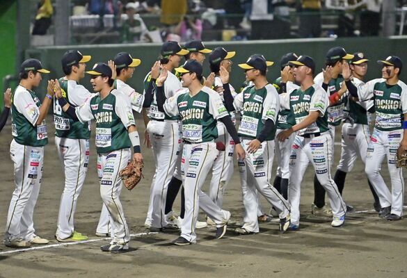逆転勝利で決勝進出を果たし、ハイタッチする栃木ＧＢの選手たち