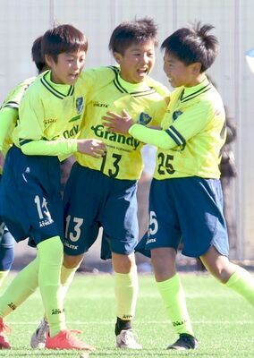 ＪＡ全農杯の部　ヴェルフェ矢板－栃木ＳＣ決勝　延長後半２分、決勝ゴールを決め、チームメイトと喜ぶ栃木ＳＣ・須藤（中央）＝真岡市総合運動公園運動広場