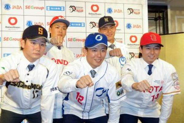 記者会見後にポーズをとる(前列左から)鷺宮製作所の竹丸和幸、王子の九谷瑠、トヨタ自動車の増居翔太、(後列左から)ホンダの片山皓心、NTT西日本の成瀬脩人=27日、大阪市中央区