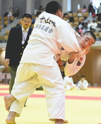 男子６年５０キロ超級　柏崎（大平町少年クラブ）－中山（益子会）決勝　柏崎が足技で積極的に攻める＝ユウケイ武道館