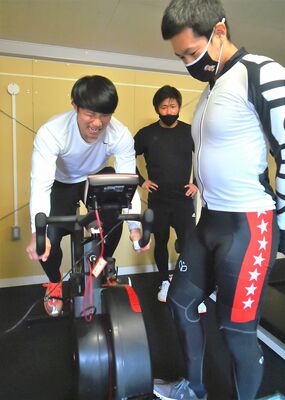 苦しい表情でバイクトレーニングに励む栃木ＧＢの鳥居（左）