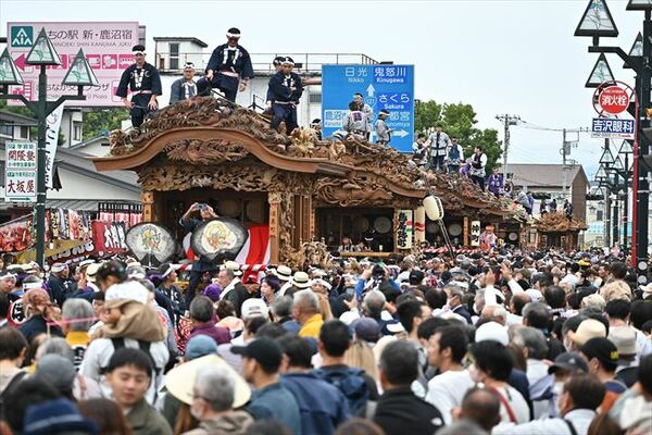 多くの観衆でにぎわう市中心部