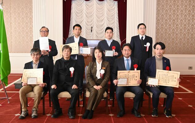 Ｔマークの選定証交付・とちぎデザイン大賞表彰式の受賞者ら＝20日午後、県庁