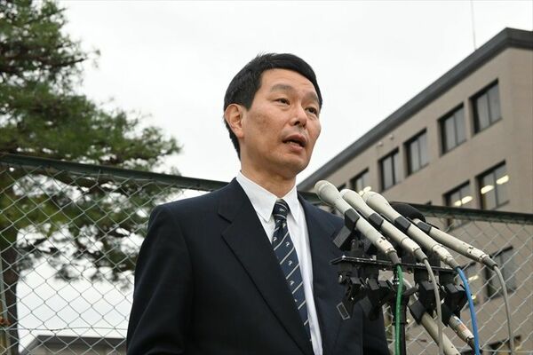 報道陣に結審した裁判への思いを語る遺族代表の奥さん＝29日午後４時50分、宇都宮市小幡１丁目