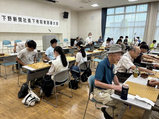 熱戦が繰り広げられた県下有段者囲碁大会＝７日午前、宇都宮市宝木本町