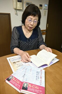 出版した本を手に、対馬丸事件や母への思いを語る上野さん＝６月上旬、栃木市