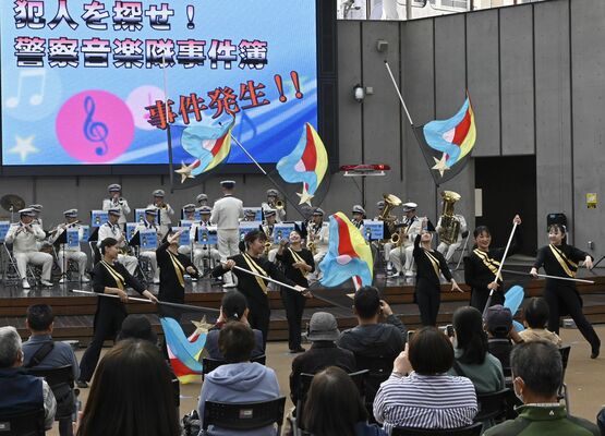 県民ふれあい警察展で、来場者を楽しませる県警音楽隊とカラーガード隊＝４日午前11時30分、宇都宮市江野町