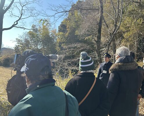 重藤さん（奥）の案内で神田城跡を巡る参加者