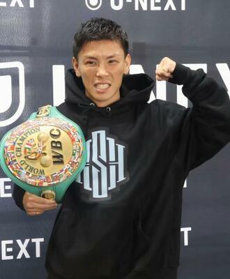 WBCライトフライ級王座奪取から一夜明け、ポーズをとる岩田翔吉=16日、東京都新宿区の帝拳ジム