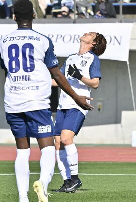 前半32分、シュートを外し、天を仰ぐ栃木ＳＣのＭＦ杉森＝相模原ギオンスタジアム、広瀬華撮影