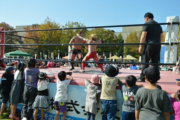 子どもたちの前で熱戦を展開するレスラー＝３日午前、宇都宮市本町
