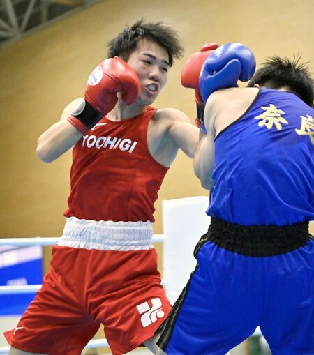 ボクシング成年男子フライ級決勝　２回、平塚（ＡＳＫＡ）が左アッパーを放つ＝滋賀県の東近江市能登川アリーナ、磯真奈美撮影