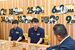 松井市長（手前）を表敬した藤本社長（左から２人目）ら