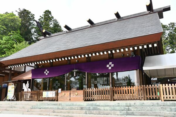 質素な造りながらも直線的な外観が美しい乃木神社拝殿