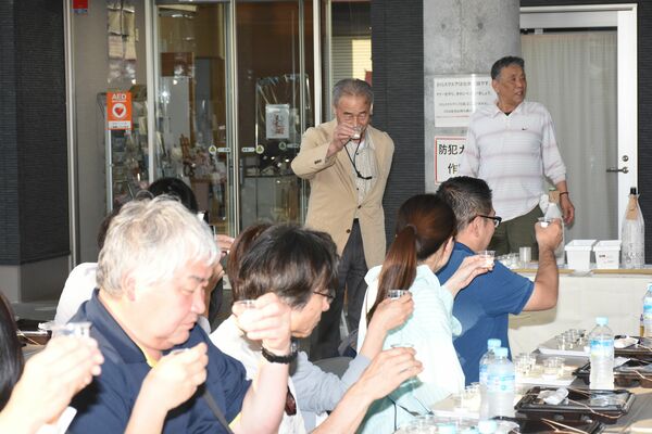 試飲会の乾杯の音頭を取る小堀会長＝５月１６日、さくら市