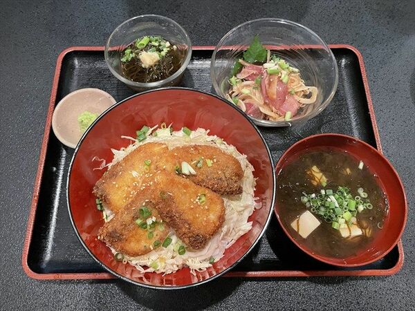 海雲もずく家で提供される「ブリカツ丼」