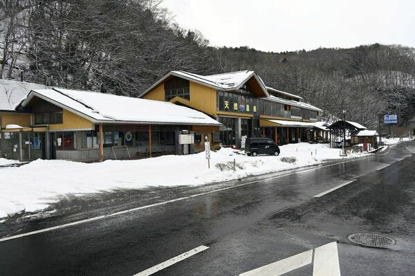 道の駅湯西川の外観。雪をはじめとする四季の景観が見どころ