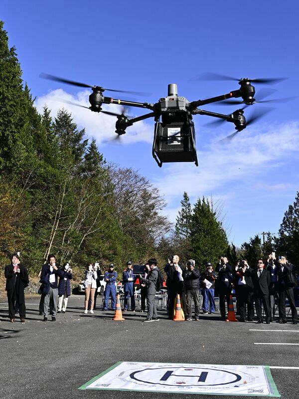 物資を積んで離陸した輸送専用ドローン＝４日午後１時20分、日光市清滝