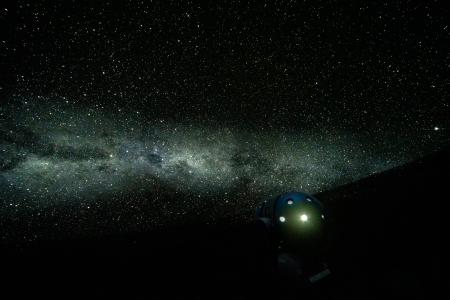 　谷川俊太郎さんのプラネタリウム作品「夜はやさしい」で映し出される星空（画像提供：日本科学未来館）
