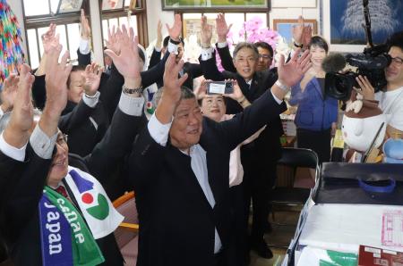 高市早苗氏が首相に選出され、万歳する地元の支援者ら=21日午後2時30分ごろ、奈良県大和郡山市